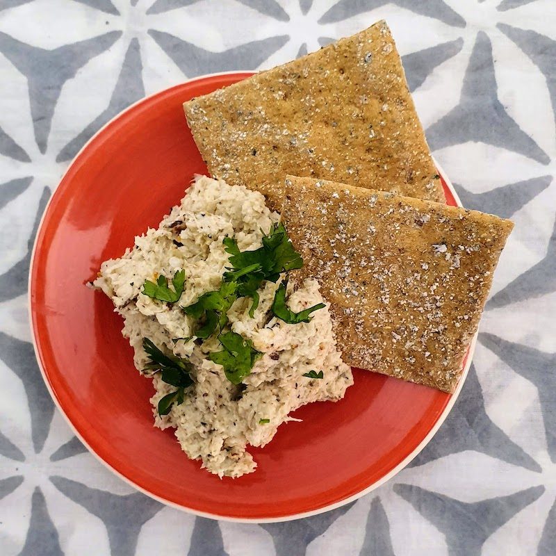 VEGAN-CAULIFLOWER-HUMMUS-DOINDUBAI-SERVE-WITH-CRACKER